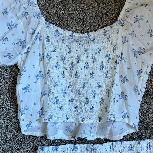 Hollister White and Blue Floral Two-Piece Set - Picture 4 of 5